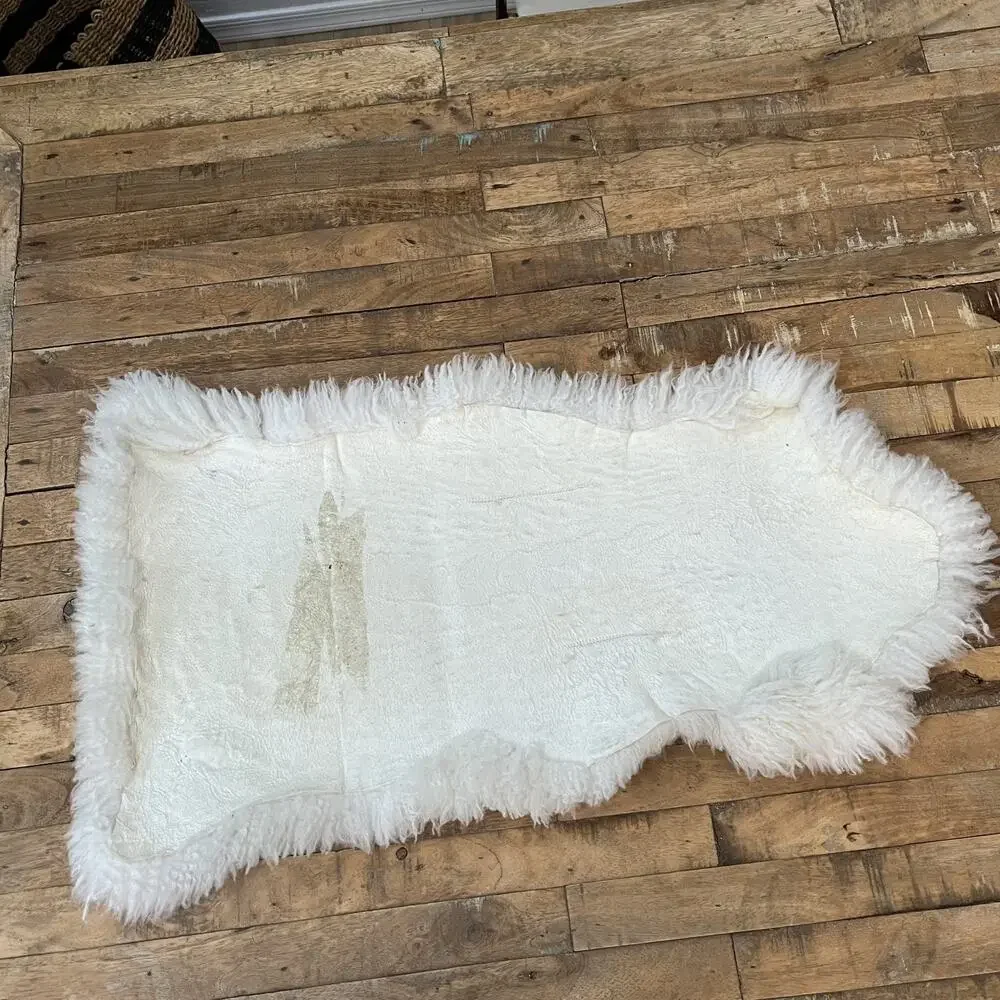 Unbranded Off White Sheepskin Small Area Rug 26'' x 12''